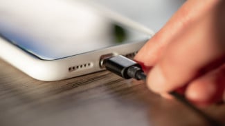 Lubang Charger HP Longgar Bisa Rusak Permanen, Begini Cara Cegahnya!