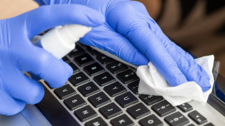 Cara Membersihkan Laptop dengan Benar, Apakah Boleh Pakai Cairan Pembersih?