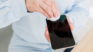 Layar HP Berminyak? Begini Cara Ampuh Membersihkannya Tanpa Bikin Rusak!