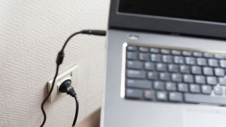 Wajibkah Selalu Gunakan Charger Original untuk Laptop? Ini Dampaknya ke Performa!