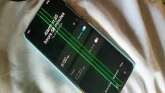 Layar HP Bergaris Hijau, Harus Ganti atau Masih Bisa Diperbaiki?
