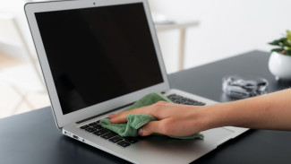 Keyboard Laptop Kotor dan Menjijikkan? Ini Cara Membersihkannya dengan Mudah dan Aman!