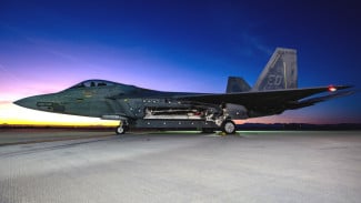 F-22 Raptor Siap Jadi ‘Bos’ Drone Tempur Masa Depan, Pakai Tablet Buat Kendali Serangan?