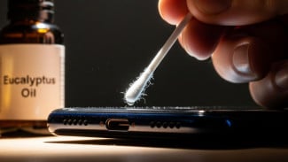 Bikin Kaget! Modal Minyak Kayu Putih, Charger HP Rusak Bisa Normal Lagi dalam Hitungan Menit