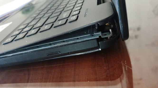 Ilustrasi laptop patah