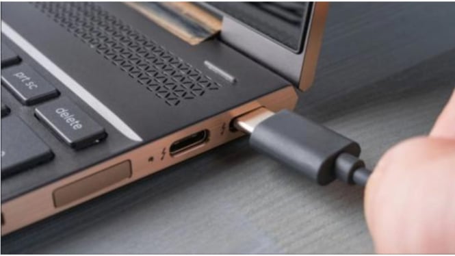 Ilustrasi laptop dicas