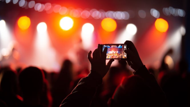 Ilustrasi rekam video di konser/foto/memotret/merekam