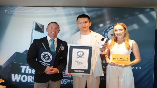 Realme GT 7 meraih piagam Guiness World Records di atas kapal cruise.