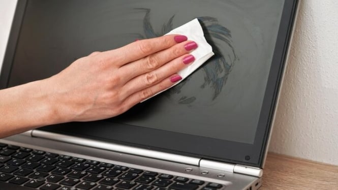 Ilustrasi membersihkan laptop pakai tissue