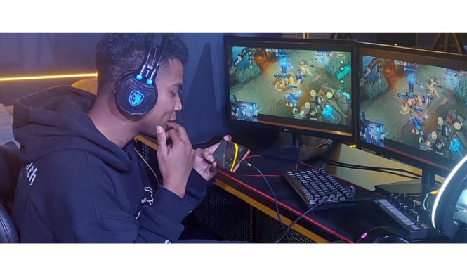 Gamers main Mobile Legends dari iQoo Z10.
