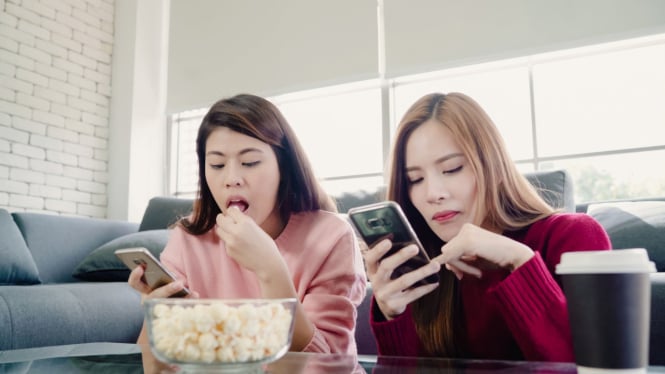Ilustrasi makan sambil nonton HP