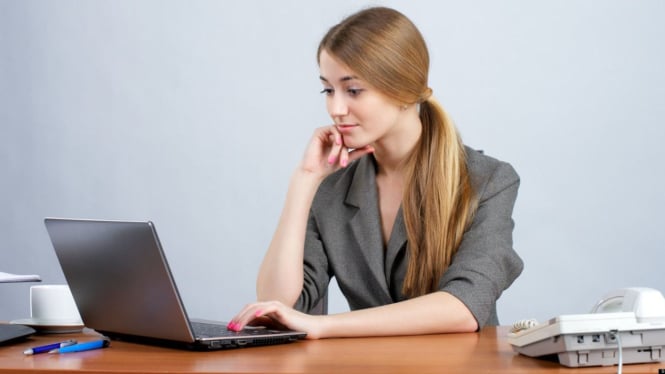 Ilustrasi main laptop