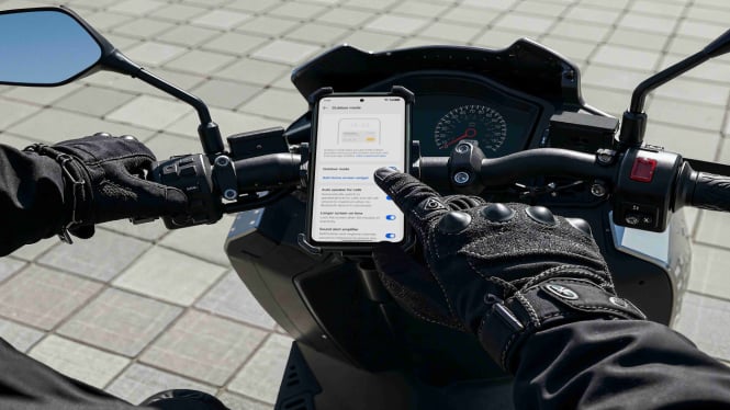 Oppo A5 saat dipakai untuk berkendara motor