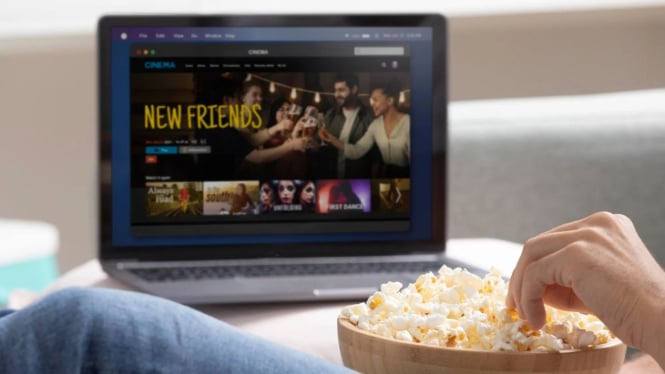 Ilustrasi nonton film bajakan di laptop