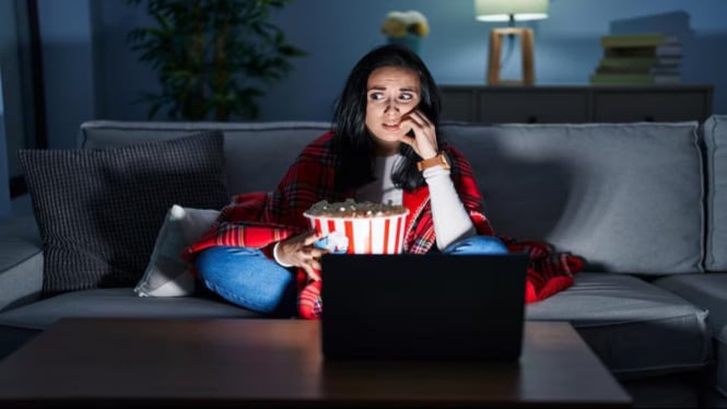 Ilustrasi nonton film di laptop