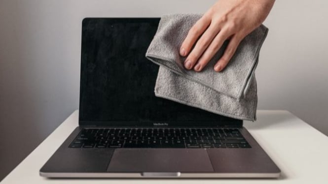 Ilustrasi membersihkan laptop