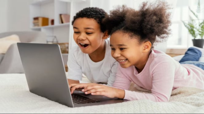 Ilustrasi anak-anak main laptop
