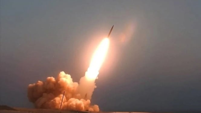 Rudal balistik hipersonik jarak pendek Fattah-2 militer Iran