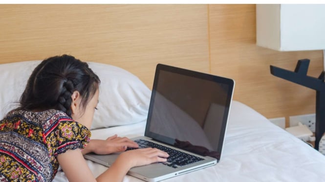 Main laptop di kasur