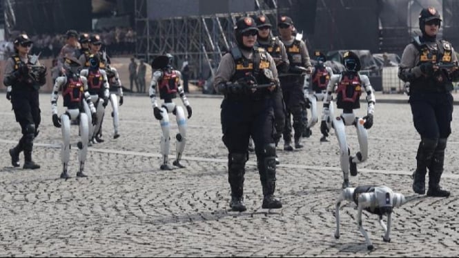 Robot humanoid dan K9 milik Polri dalamperayaan HUT Bhayangkara