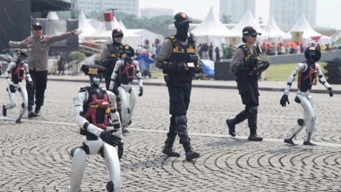 Robot humanoid dan K9 milik Polri dalamperayaan HUT Bhayangkara