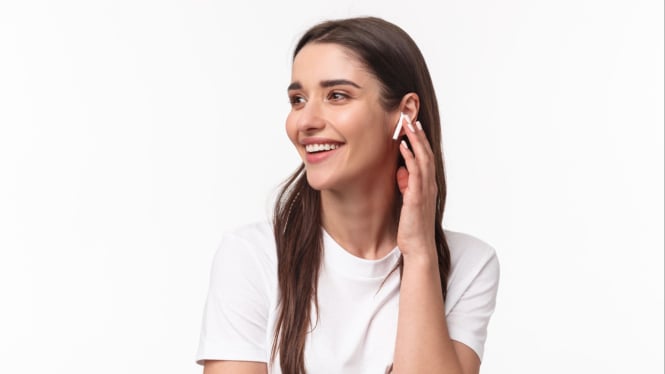 Ilustrasi memakai airpods
