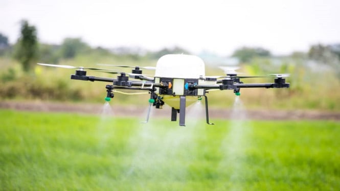 Drone atau pesawat nirawak.