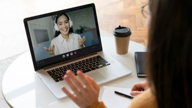 Ilustrasi laptop/kamera laptop/video call/zoom