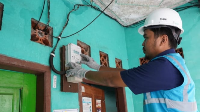 Ilustrasi Petugas PLN Sedang Cek Meteran Listrik di Rumah Warga