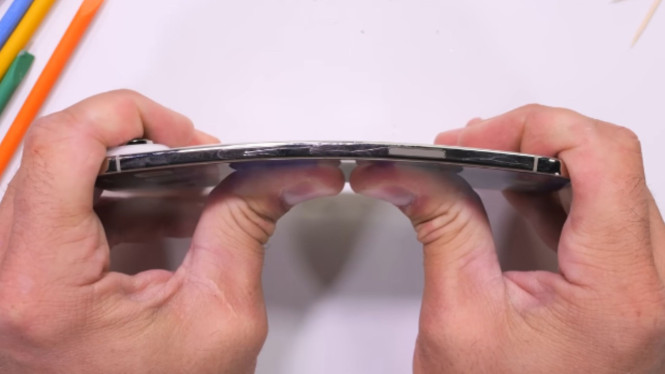 Tes Tekuk iPhone 17 Air