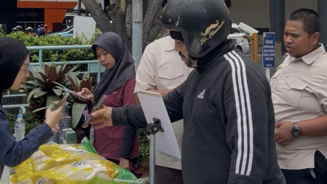 Ilustrasi membeli beras dengan QRIS.