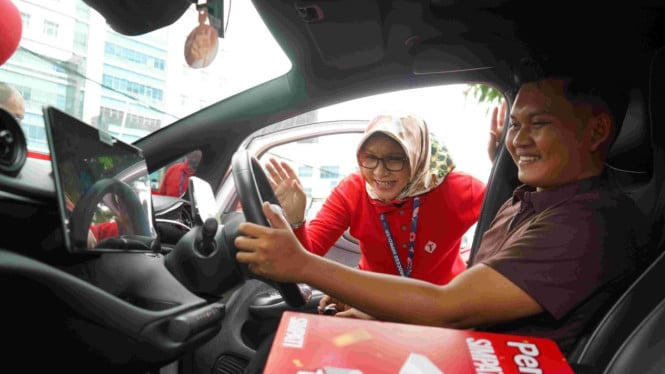 VP CB Area Jabotabek Jabar Telkomsel, Tuty R Afriza (kiri).