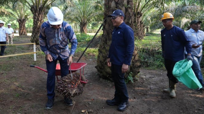 Direktur Utama PTPN IV PalmCo, Jatmiko K Santosa (tengah).