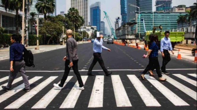 Ilustrasi pekerja berjalan kaki.