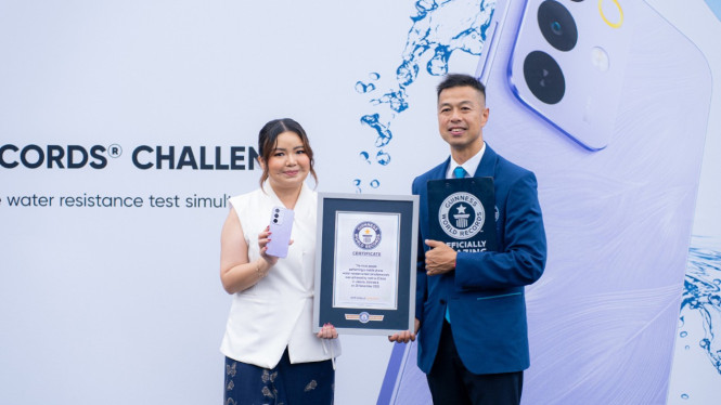 Public Relations Lead Realme Indonesia, Krisva Angnieszca (kiri).