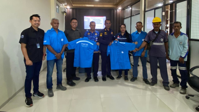 Seragam baru untuk porter pelabuhan.