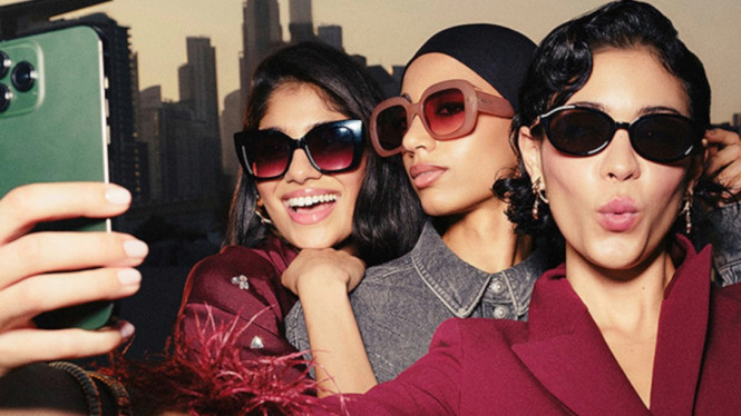 Ilustrasi momen kebersamaan sembari selfie dari smartphone.