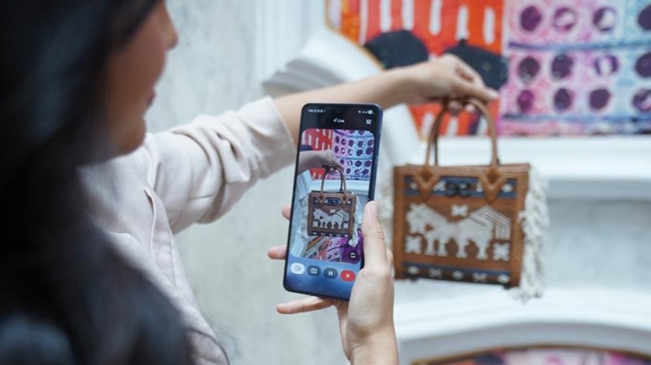 Tak jarang Bianca memanfaatkan Gemini Live Camera untuk tahu filosofi dari kain yang digunakannya #Samsung