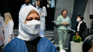 Dampingi Jokowi ke Wilayah Konflik, Ibu Iriana Jadi Kesayangan Netizen