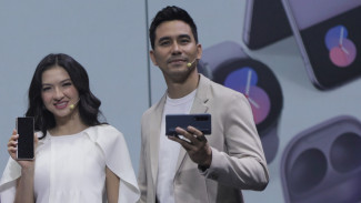 Mengenal Ponsel Lipat yang Dipakai Darius Sinathrya dan Raline Shah