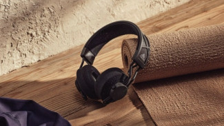 Headphone Tenaga Surya Besutan Adidas Sudah Ada di Indonesia