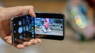 Ikutan Tren Main Sepatu Roda, Sekalian Bikin Konten Pakai Galaxy Z Flip4 5G