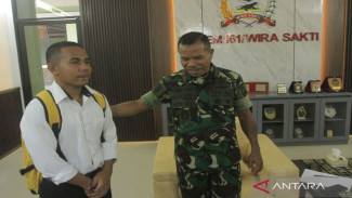 Joni Si Pemanjat Tiang Bendera Dapat Dukungan Jenderal Bintang Satu