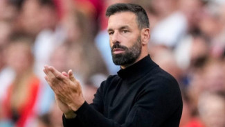 Gary Neville Usulkan Nistelrooy Pakai Taktik 3 Bek! Bisakah MU Bangkit dari Keterpurukan?