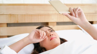 Kebiasaan Buka HP di Pagi Hari? Ini Dampak Buruk yang Mengintai