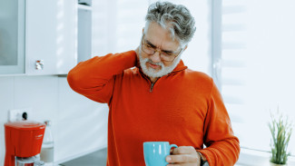 11 Kebiasaan Sehari-Hari yang Diam-Diam Membuatmu Cepat Tua, No. 7 Paling Sering Dilakukan!