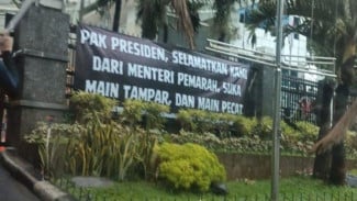 Siapa Menteri yang Suka Main Tampar dan Pecat? Spanduk Viral di Kantor Kementerian