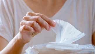 Bahaya Tersembunyi di Tisu Basah: Waspadai 9 Kandungan Ini!