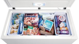 Cara Cepat dan Aman Membersihkan Freezer Box yang Penuh Bunga Es Tebal