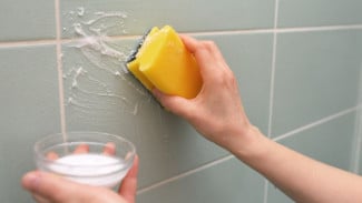 5 Langkah Praktis Membersihkan Noda Sabun di Dinding dan Lantai Kamar Mandi)